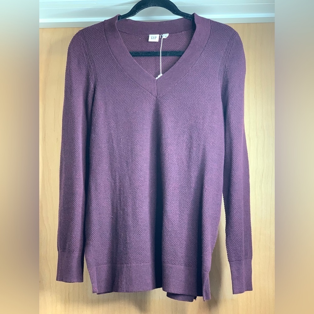 Gap V-Neck Burgundy Knit Sweater.    Size-Medium - Picture 2 of 4